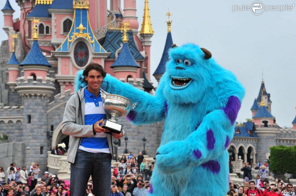  Comme après chaque victoire à Roland-Garros, Rafael Nadal est allé le lendemain de son triomphe dans l&#039;édition 2013 fêter son succès à Disneyland Paris, le 10 juin 2013. 