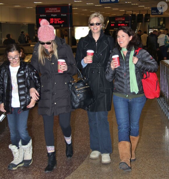 Exclusif - Jane Lynch, sa femme Lara Embry (à gauche de Jane Lynch) et la fille de Lara arrivent a l'aéroport de Salt Lake City pour le Festival de Sundance. Le 19 janvier 2013.