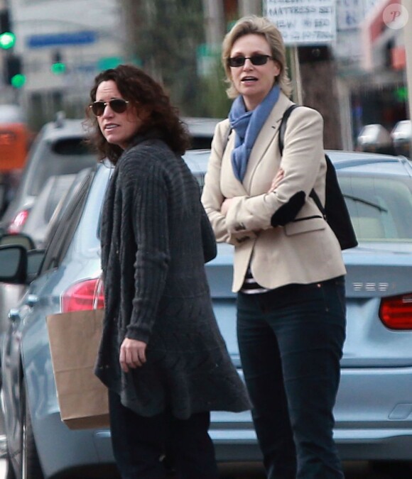 Exclusif - Jane Lynch rejoint sa femme Lara Embry pour aller déjeuner, à West Hollywood, le 17 décembre 2012.