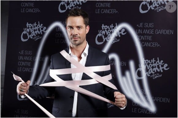 Exclusif - Emmanuel Moire posent pour l'événement "2000 femmes chantent contre le cancer" à l'Olympia à Paris, le 7 mars 2013.