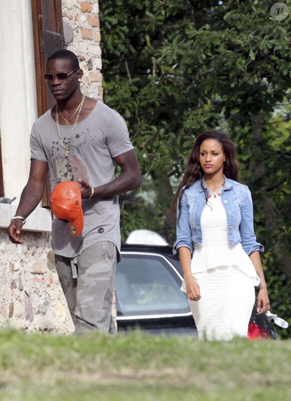 Mario Balotelli et sa compagne Fanny Neguesha lors d'une sortie dans un parc de Brescia le 5 juin 2013