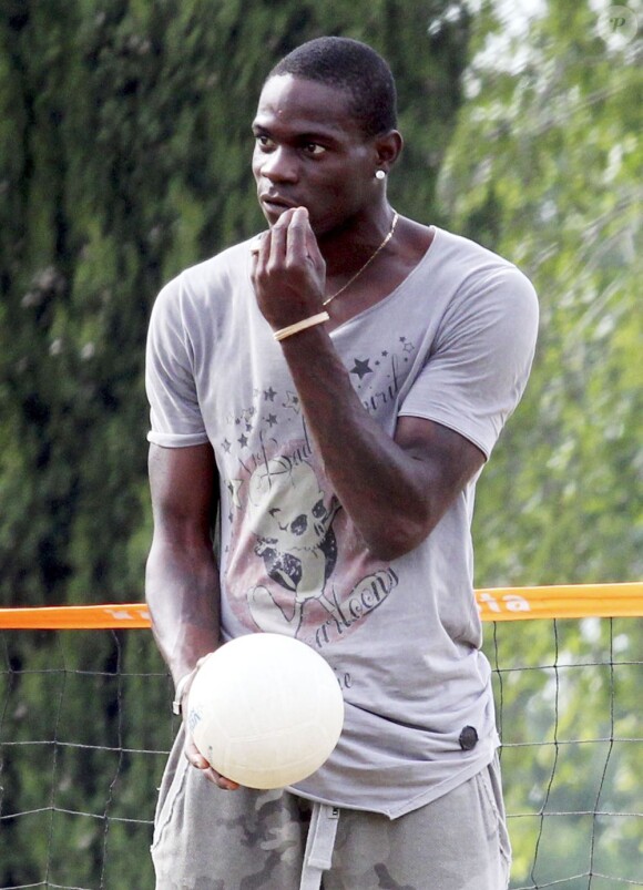 Mario Balotelli et sa compagne Fanny Neguesha lors d'une sortie dans un parc de Brescia le 5 juin 2013