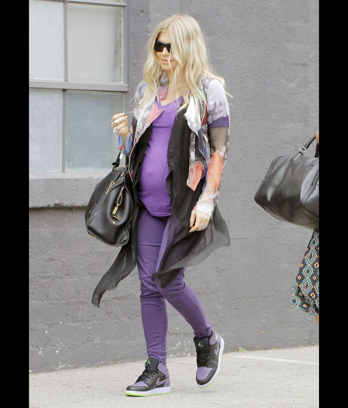 Vidéo Fergie, enceinte, dans les rues de Santa Monica, le 11 juin