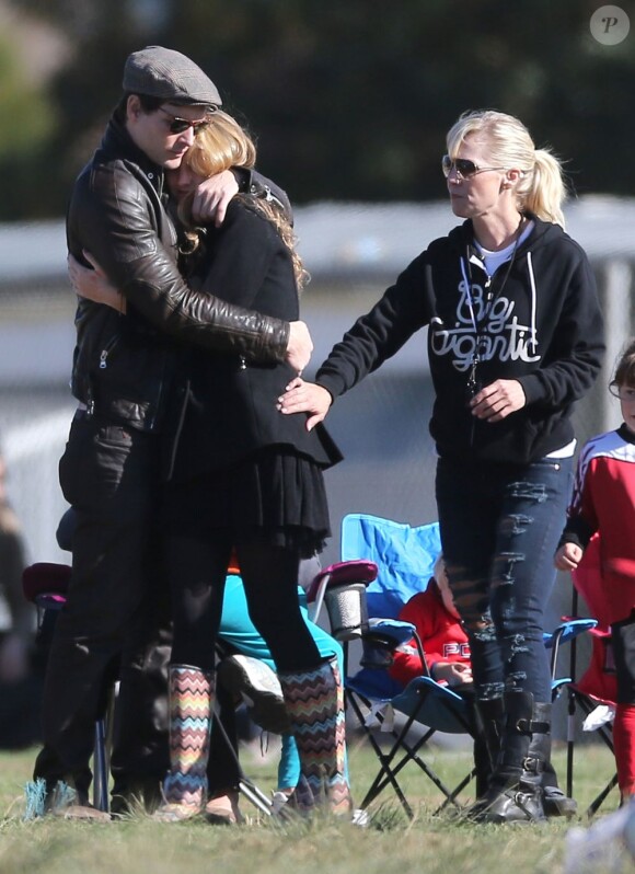 Jennie Garth et Peter Facinelli assistent au match de football de leurs filles Fiona et Lola à Los Angeles avec leur aînée Luca Bella. À Los Angeles, le 10 novembre 2010.