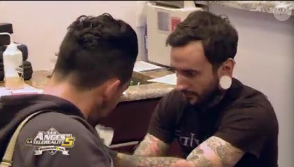 Alban se fait tatouer dans Les Anges de la télé-réalité 5 sur NRJ 12 le jeudi 13 juin 2013