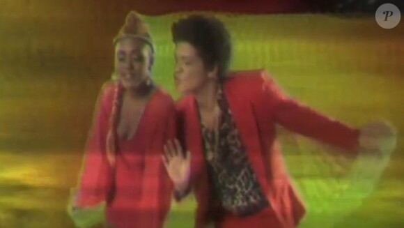 Bruno Mars dans le clip de son dernier titre Treasure, dévoilé le jeudi 13 juin 2013 soit moins d'un mois après la mort de sa mère.