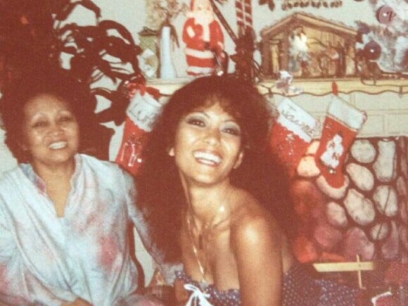 Bruno Mars a publié le 8 juin 2013 une photo de sa mère Bernadette, morte samedi 1er juin 2013 d'une rupture d'anévrisme.