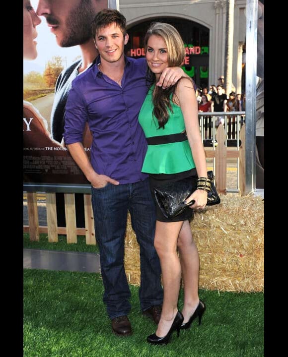 Matt Lanter et Angela Stacy posent lors d'une avant-première à Hollywood en avril 2012