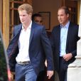Le prince William et le prince Harry à la sortie de la London Clinic le 14 juin 2013 après une visite à leur grand-père le duc d'Edimbourg.