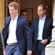 Le prince William et le prince Harry à la sortie de la London Clinic le 14 juin 2013 après une visite à leur grand-père le duc d'Edimbourg.