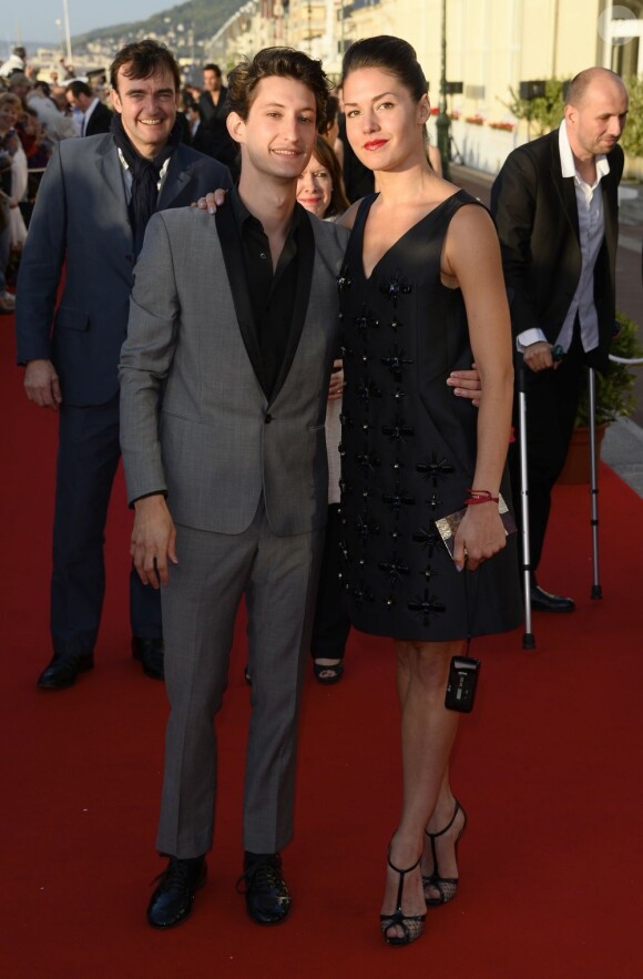 Pierre Niney et son amie Natasha Andrews lors de la soirée de clôture du festival du film romantique de Cabourg, le 15 juin 2013