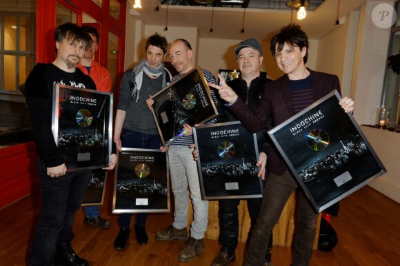 Nicola Sirkis et Indochine recoivent un disque de platine pour l'album Black City Parade, à Paris, le 20 mars 2013.