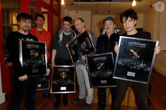 Nicola Sirkis et les membres d'Indochine recoivent un disque de platine pour l'album Black City Parade, à Paris, le 20 mars 2013.