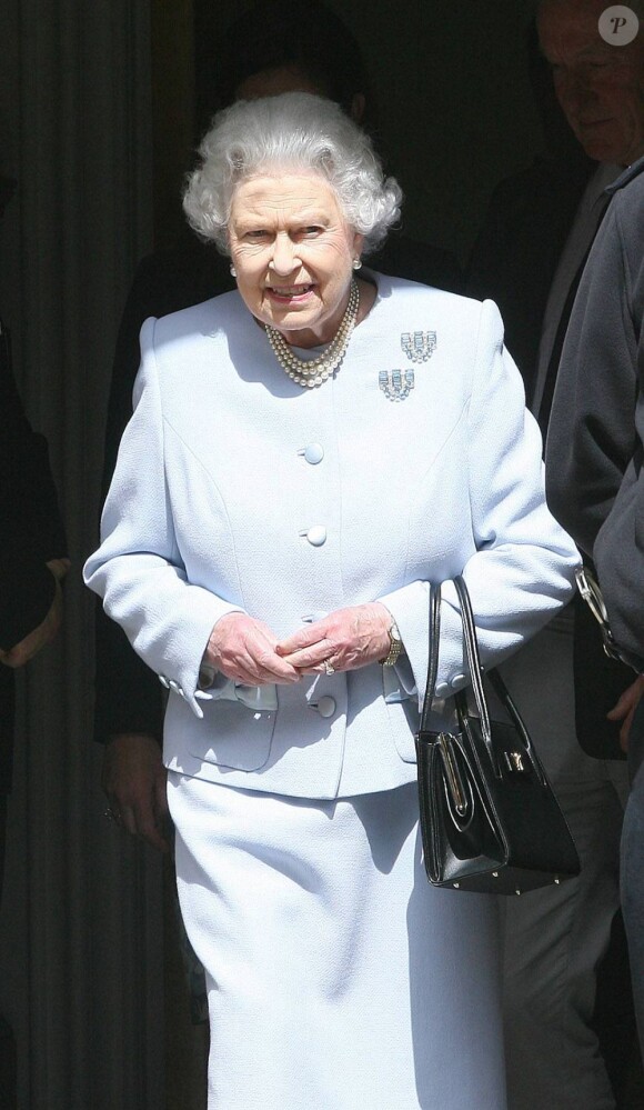La reine Elizabeth II lors d'une visite à son mari le prince Philip, hospitalisé à la London Clinic, le 15 juin 2013 après la parade Trooping the Colour.