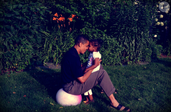 Pour la Fête des pères, sur le compte Facebook de la White House ont été postées des photos du président des États-Unis avec ses filles. Le 15 juin 2013. Ici on peut le voir avec sa fille Sasha il y a quelques années.
