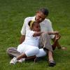 Pour la Fête des pères, des photos du président des États-Unis avec ses filles ont été postées sur le compte Facebook de la White House. On peut le voir ici avec Sasha lors d'un barbecue organisé lors du 49e anniversaire de Barack Obama.
