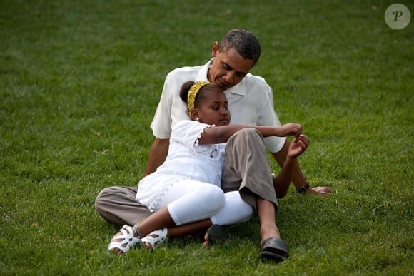 Pour la Fête des pères, des photos du président des États-Unis avec ses filles ont été postées sur le compte Facebook de la White House. On peut le voir ici avec Sasha lors d'un barbecue organisé lors du 49e anniversaire de Barack Obama.