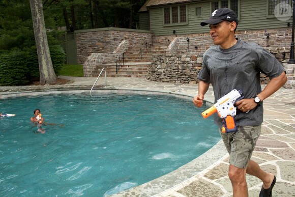 Pour la Fête des pères, sur le compte Facebook de la White House ont été postées des photos du président des États-Unis avec ses filles. Le 15 juin 2013. Ici Barack Obama fait une bataille de pistolet à eau. A Camp David le 11 juin 2011.