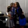 Pour la fête des pères, Barack Obama a posté sur son compte Twitter,- une photo de lui en train de faire un câlin avec ses filles avant un discours.