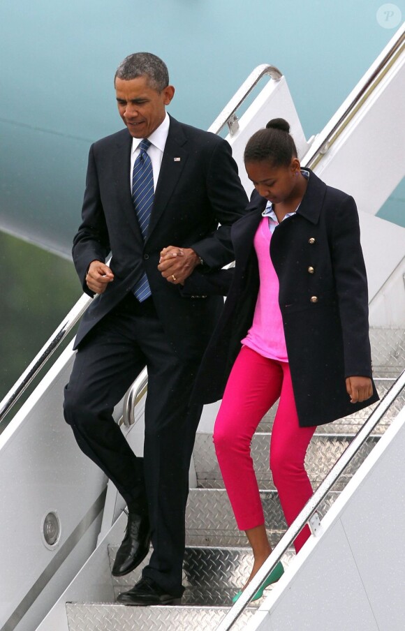 Barack Obama descend de l'avion Air Force One avec sa fille Sasha à Belfast en Ireland du Nord. Le président des Etats-Unis se rend au sommet du G8. Le 17 juin 2013.