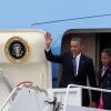 Barack Obama descend de l'avion Air Force One avec sa fille Sasha à Belfast en Ireland du Nord. Le président des Etats-Unis se rend au sommet du G8. Le 17 juin 2013.