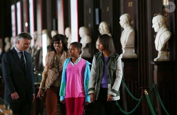Michelle Obama et ses filles Sasha et Malia lors d'une visite à la bibliothèque Long Hall Library à Dublin. Le 17 juin 2013.