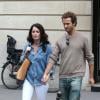 Robin Tunney main dans la main avec son fiancé Nicky Marmet arrivent à Orly le 14 juin avant de profiter de la capitale française le lendemain.