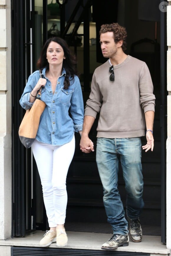 Robin Tunney et son fiancé Nicky Marmet arrivent à Orly le 14 juin avant de profiter de la capitale française le lendemain et de ses boutiques