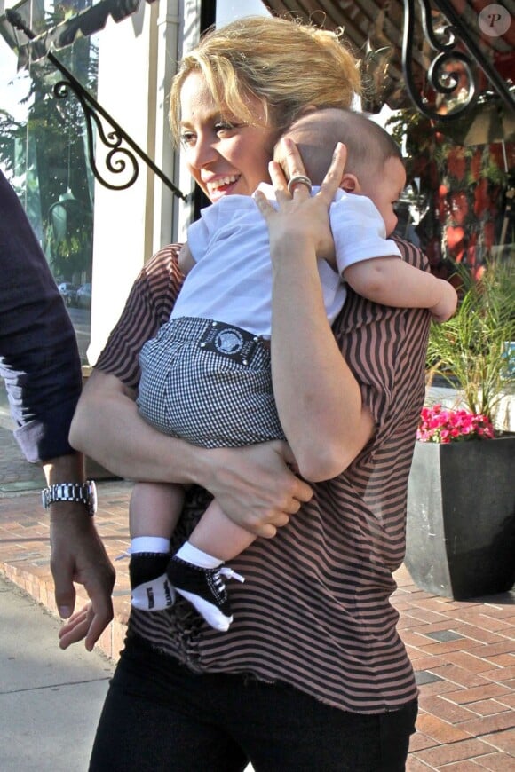 Shakira fait du shopping avec son fils Milan au magasin Bel Bambini à Los Angeles, le 25 mai 2013.