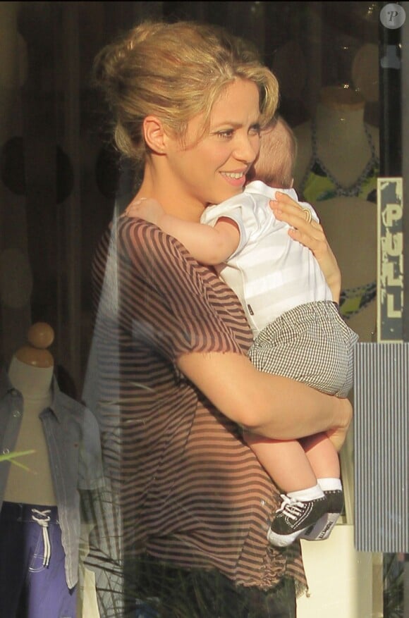 Shakira fait du shopping avec son fils Milan à Los Angeles, le 25 mai 2013.