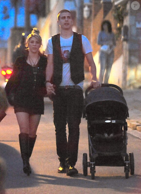 La chanteuse Shakira, le joueur de football du FC barlenone Gerard Pique se rendent à l'anniversaire de Cesc Fabregas avec leur fils Milan à Barcelone, le 4 mai 2013.
