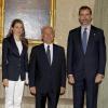 Le prince Felipe et la princesse Letizia d'Espagne rencontrent l'équipe de la fondation "Prince des Asturies" à Madrid, le 17 juin 2013.