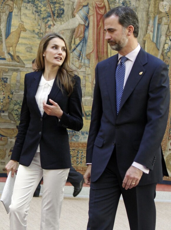 Le prince Felipe et la princesse Letizia d'Espagne rencontrent l'équipe de la fondation "Prince des Asturies" à Madrid, le 17 juin 2013.