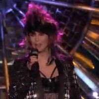 Cher dévoile le titre 'Woman's World' et met le feu à la finale de The Voice US
