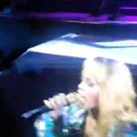Rihanna : Énervée contre une fan, elle la frappe avec son micro !