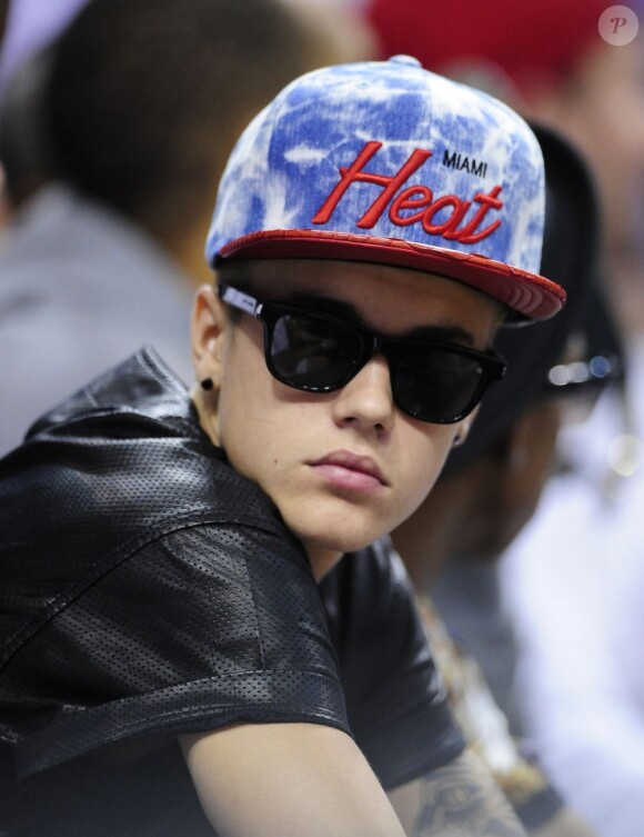 Justin Bieber assiste au match de basket Miami Heat contre Indiana Pacers à Miami. Le 3 juin 2013. Le chanteur est en duel avec Rihanna sur Youtube par rapport au nombre de vidéos vues.