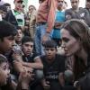 Angelina Jolie rend visite à des réfugiés syriens dans un camp à la frontière jordanienne, le 18 juin 2013.