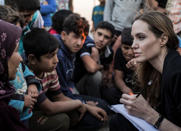 L'actrice Angelina Jolie rend visite à des réfugiés syriens à la frontière syrienne, le 18 juin 2013.