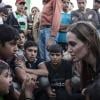 Angelina Jolie (ambassadrice du HCR) visitant des réfugiés syriens dans un camp à la frontière jordanienne, le 18 juin 2013.