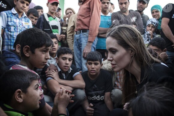 Angelina Jolie (ambassadrice du HCR) visitant des réfugiés syriens dans un camp à la frontière jordanienne, le 18 juin 2013.