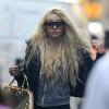 Amanda Bynes dans les rues de New York avec une drôle de cigarette à la main. Le 8 avril 2013.