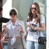 Kourtney et Khloé Kardashian dégustent une glace au yaourt à Calabasas, le 18 Juin 2013.