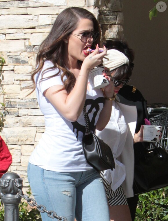 Khloé Kardashian, gourmande, cède à la glace au yaourt au cours d'une mission courses avec sa soeur Kourtney et leur mère Kris Jenner. Calabasas, le 18 Juin 2013.