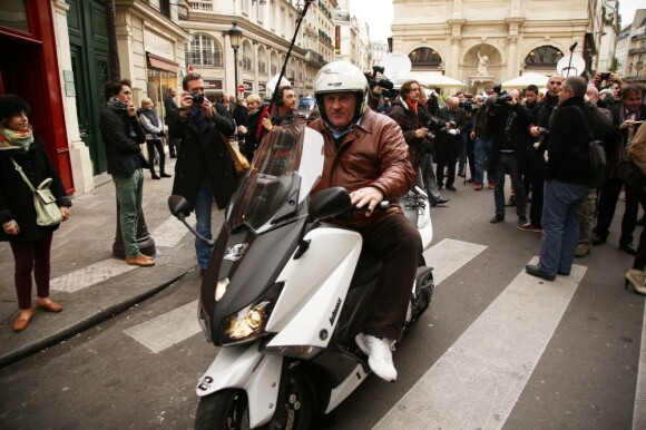 Gérard Depardieu repart en scooter du restaurant "Drouant" où avait lieu la remise du prix Goncourt 2012, le 7 novembre 2012.