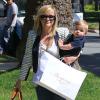 Reese Witherspoon se rend chez une amie avec son fils Tennessee dans les bras à Brentwood, le 20 Juin 2013.