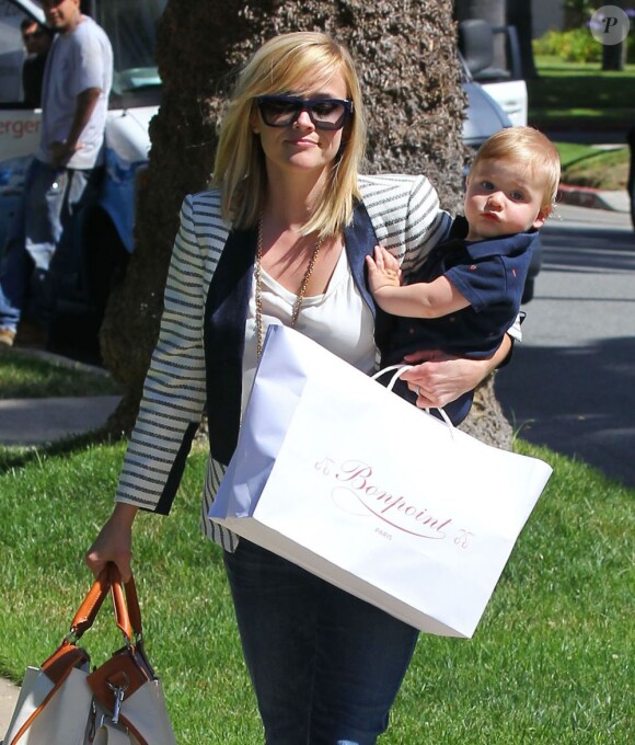 Reese Witherspoon se rend chez une amie avec son fils Tennessee dans les bras à Brentwood, le 20 Juin 2013.