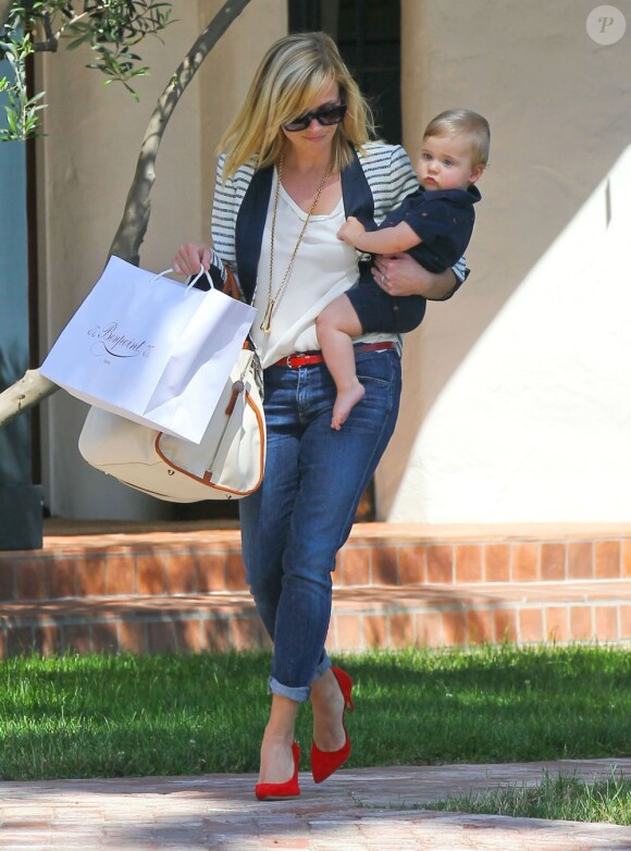 Reese Witherspoon très lookée avec son fils Tennessee dans les bras à Brentwood, le 20 Juin 2013.