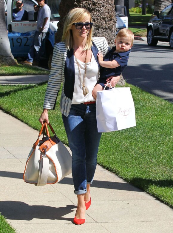Reese Witherspoon, ultrachic avec son troisième enfant Tennessee à Brentwood, le 20 Juin 2013.