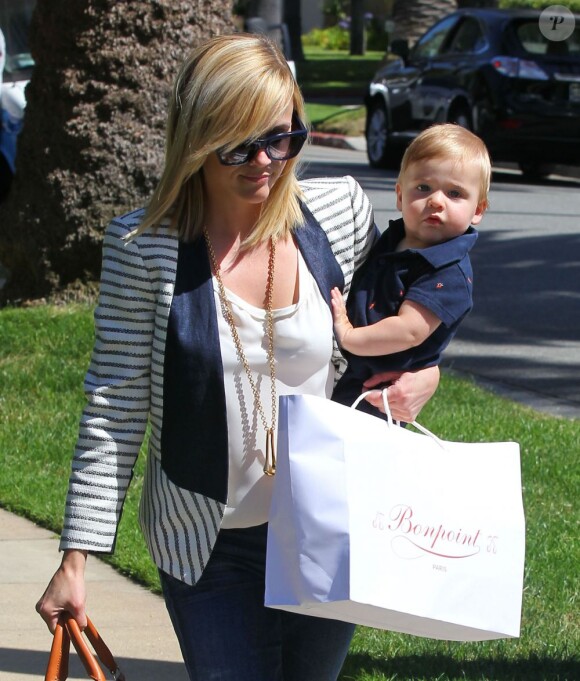 Reese Witherspoon avec son fils Tennessee dans les bras et un sac Bonpoint à Brentwood, le 20 Juin 2013.
