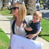 Sac Bonpoint à la main, Reese Witherspoon se rend chez une amie avec son fils Tennessee à Brentwood, le 20 Juin 2013.